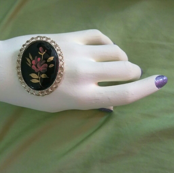 Vintage Jewelry - Vintage Hand Painted Cameo Style Brooch